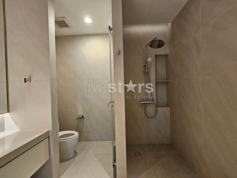 condo rénové de 2 chambres à louer près du BTS Ekamai, photo 16