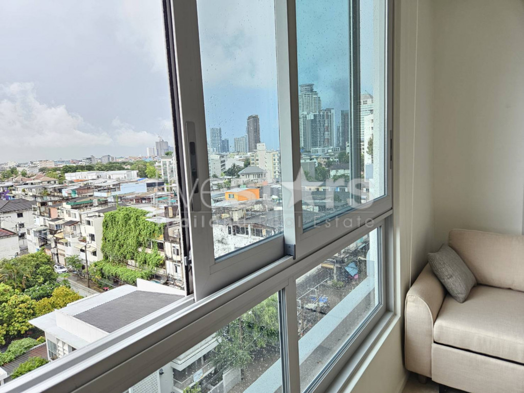 condo rénové de 2 chambres à louer près du BTS Ekamai, photo 8