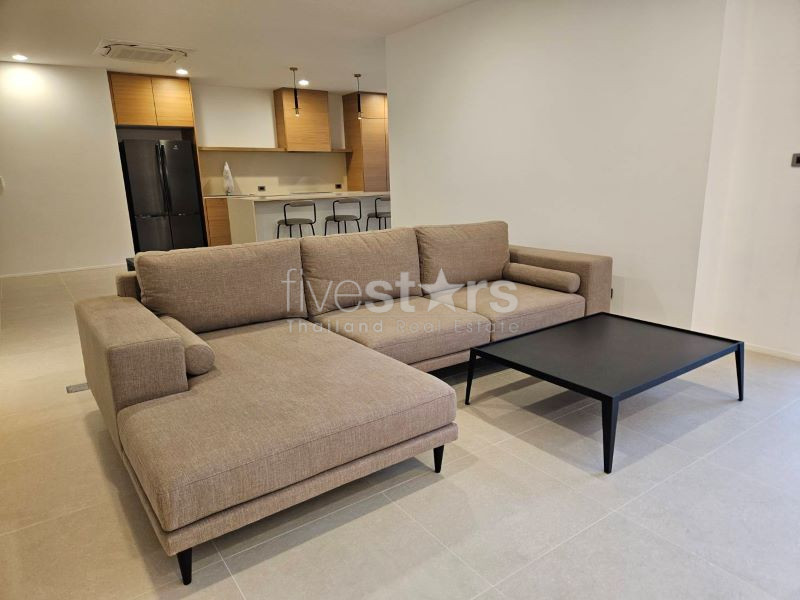 condo rénové de 2 chambres à louer près du BTS Ekamai