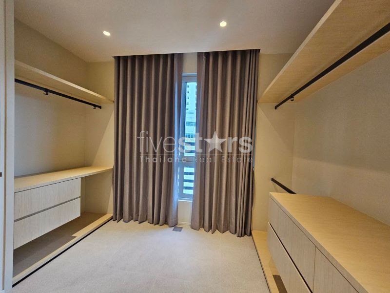 condo rénové de 2 chambres à louer près du BTS Ekamai, photo 12