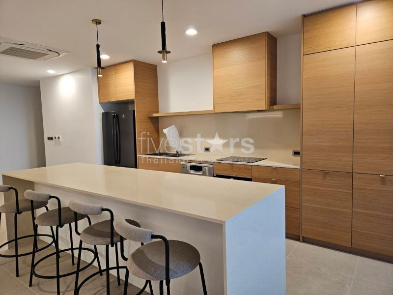 condo rénové de 2 chambres à louer près du BTS Ekamai, photo 9