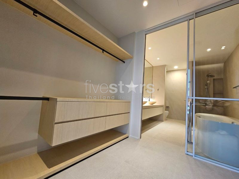 condo rénové de 2 chambres à louer près du BTS Ekamai, photo 13