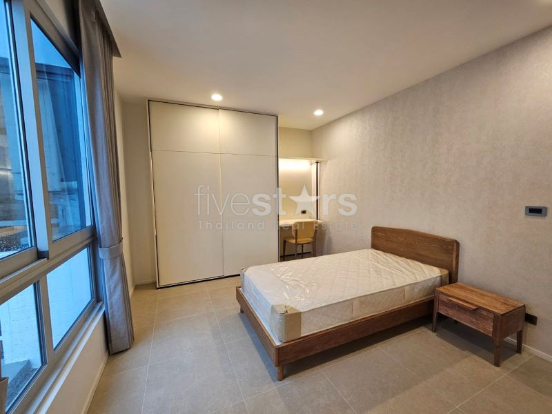 condo rénové de 2 chambres à louer près du BTS Ekamai, photo 5