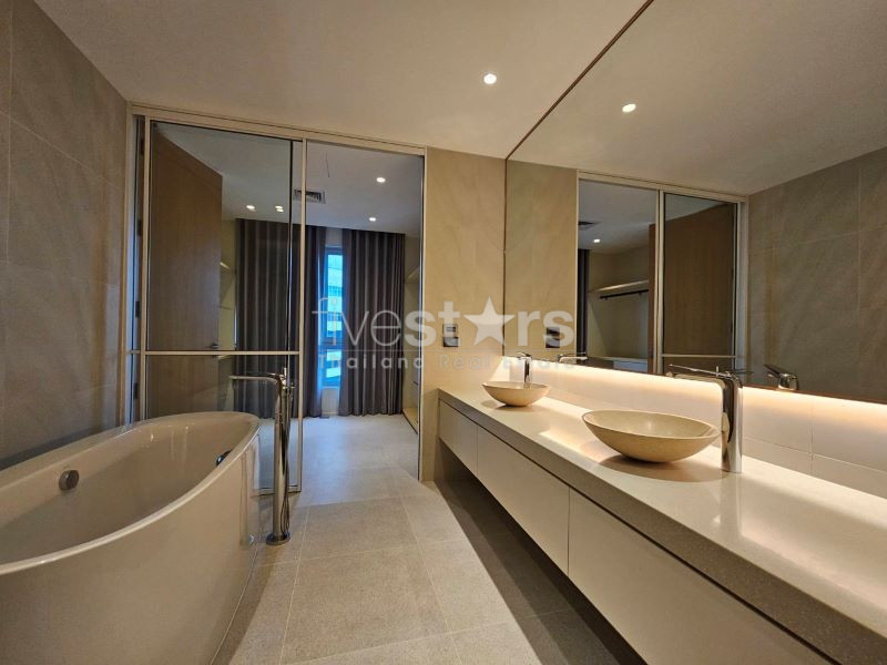 condo rénové de 2 chambres à louer près du BTS Ekamai, photo 14