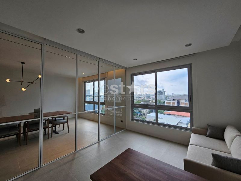 condo rénové de 2 chambres à louer près du BTS Ekamai, photo 7