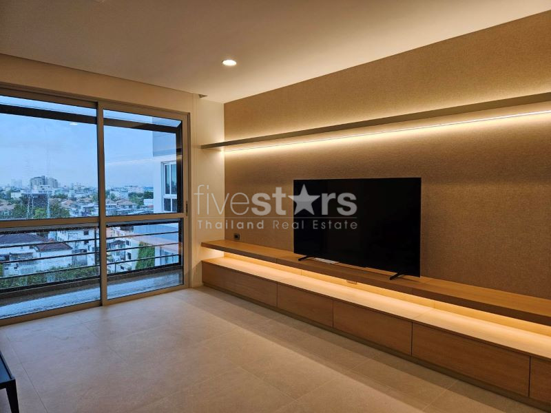 condo rénové de 2 chambres à louer près du BTS Ekamai, photo 2