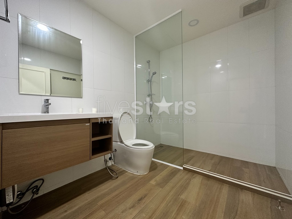 Grande unité de 3 chambres à coucher et condo récemment rénové à vendre sur Ekamai, photo 18