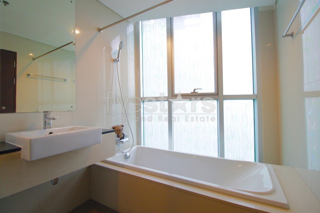 Condo spacieux de 2 chambres à louer près de la station Phra Khanong BTS, photo 10
