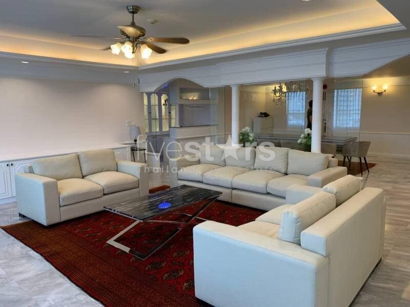 Grand condo 3 chambres à vendre sur Ekkamai