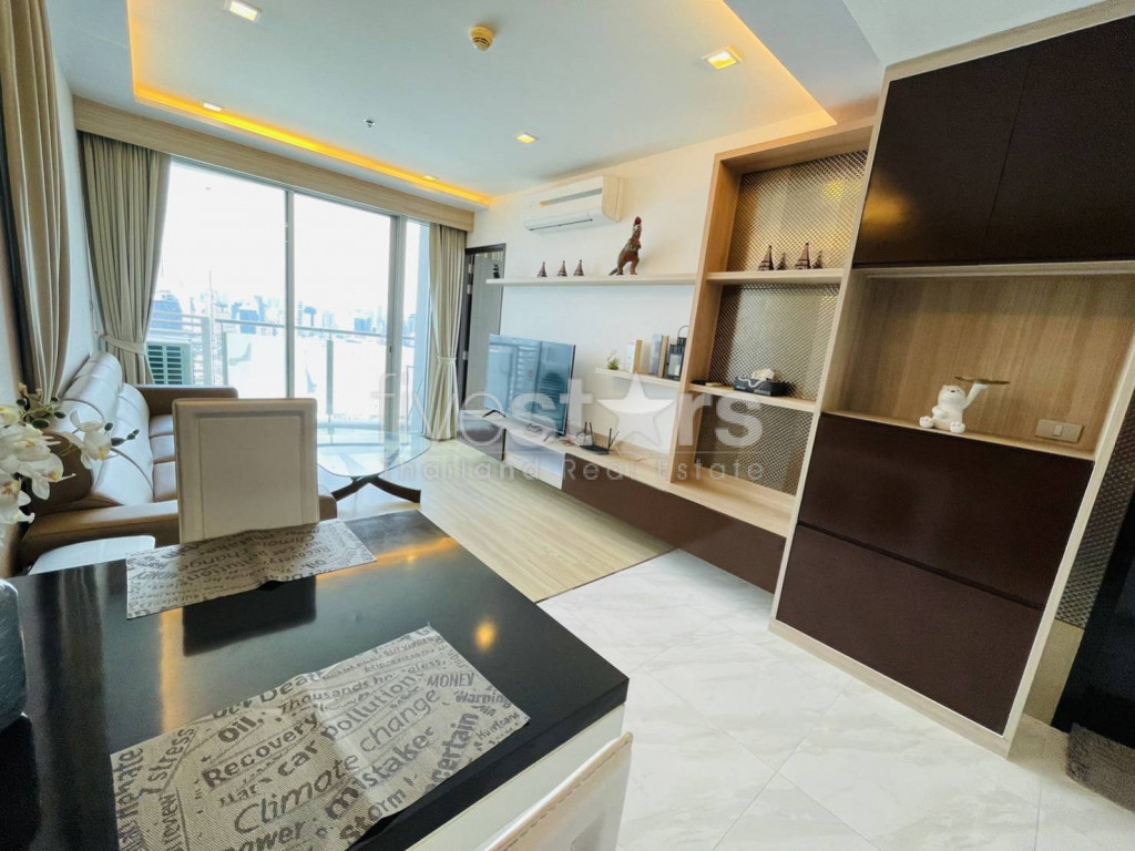 Condo de grande hauteur d'une chambre à vendre à proximité de la station BTS Phra Khanong