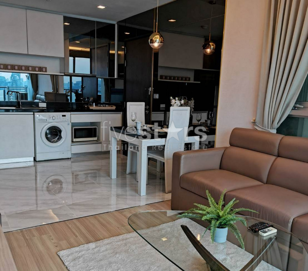 Condo de grande hauteur d'une chambre à vendre à proximité de la station BTS Phra Khanong, photo 2