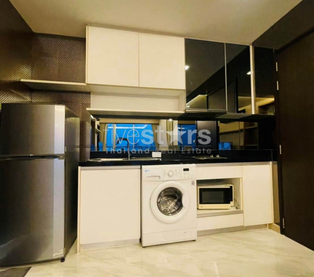 Condo de grande hauteur d'une chambre à vendre à proximité de la station BTS Phra Khanong, photo 8