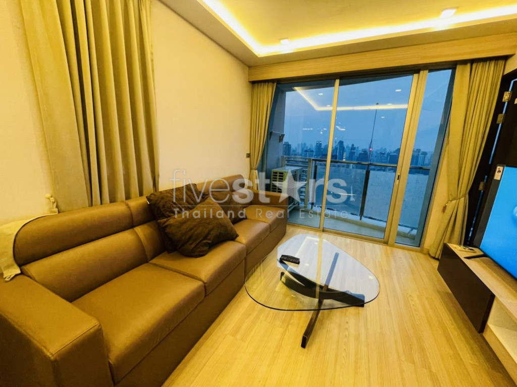 Condo de grande hauteur d'une chambre à vendre à proximité de la station BTS Phra Khanong, photo 3