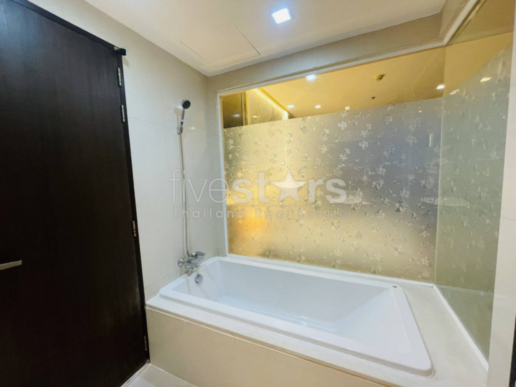 Condo de grande hauteur d'une chambre à vendre à proximité de la station BTS Phra Khanong, photo 9
