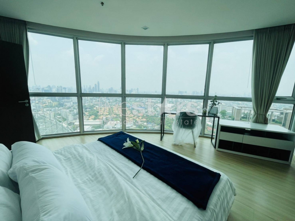 Condo de grande hauteur d'une chambre à vendre à proximité de la station BTS Phra Khanong, photo 4
