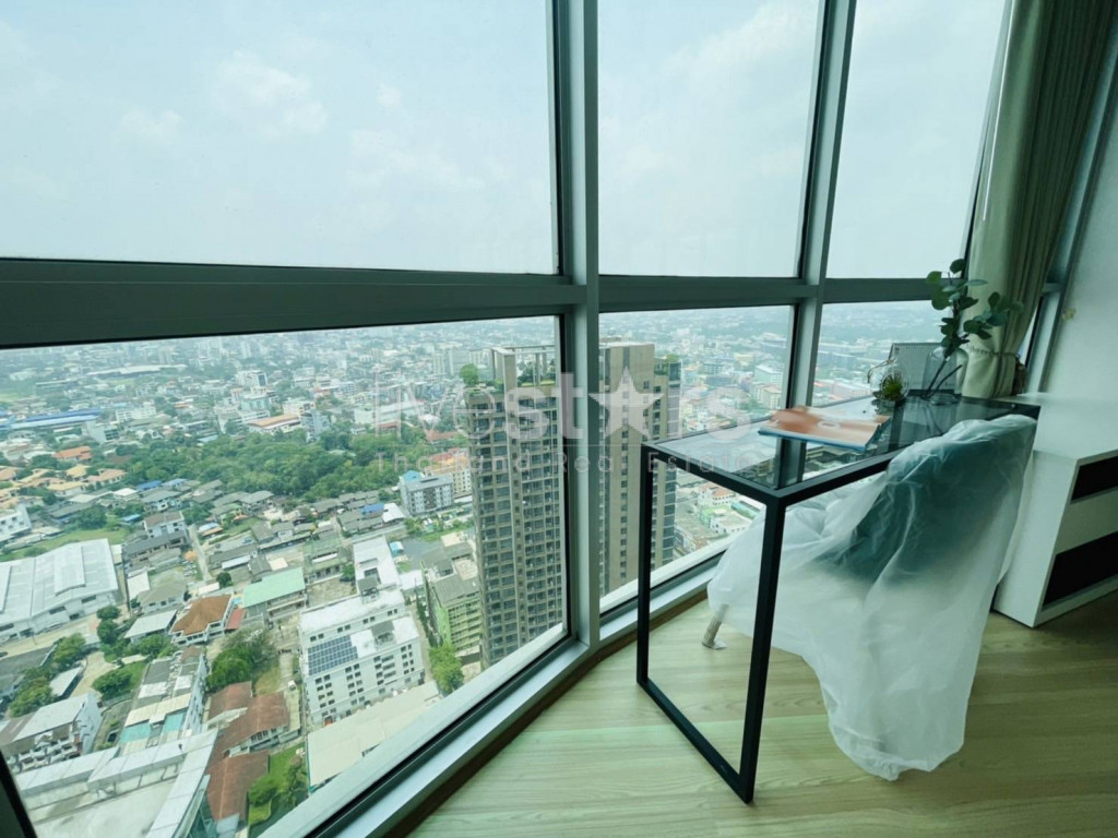 Condo de grande hauteur d'une chambre à vendre à proximité de la station BTS Phra Khanong, photo 6