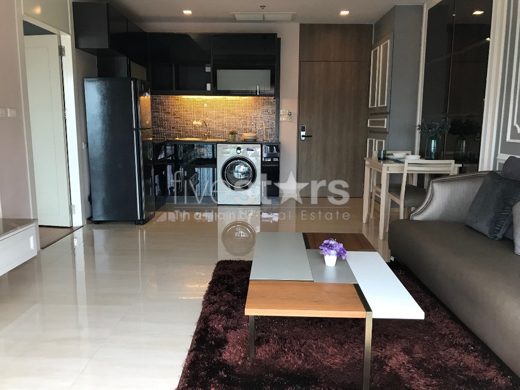 Condo 1 chambre à louer près du BTS Ekamai