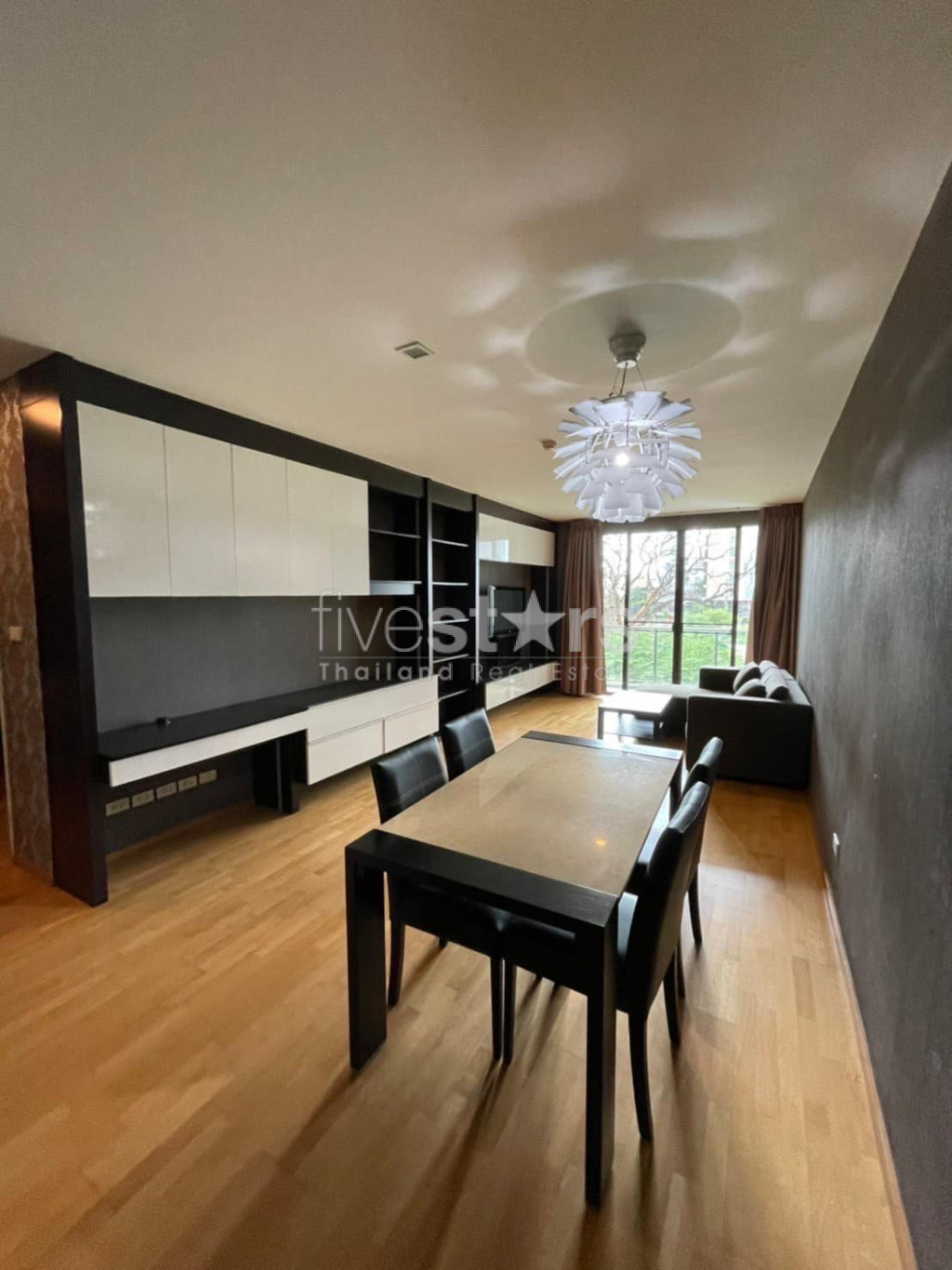 Appartement moderne de 2 chambres à vendre à Ekkamai