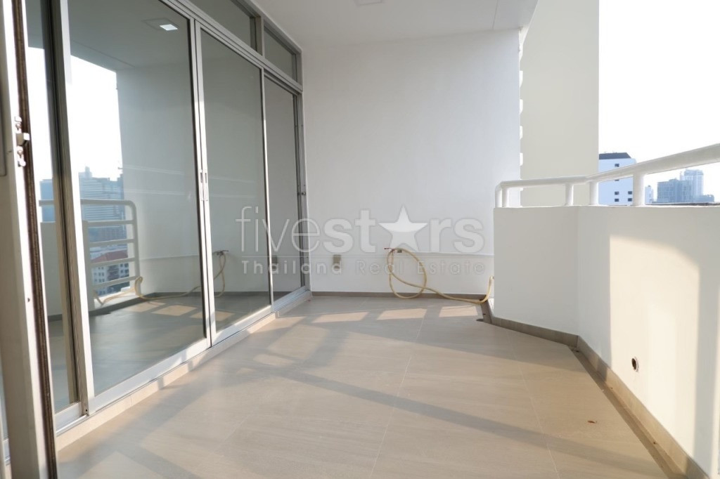 Appartement de 3 chambres en étage élevé à louer sur Ekkamai, photo 3