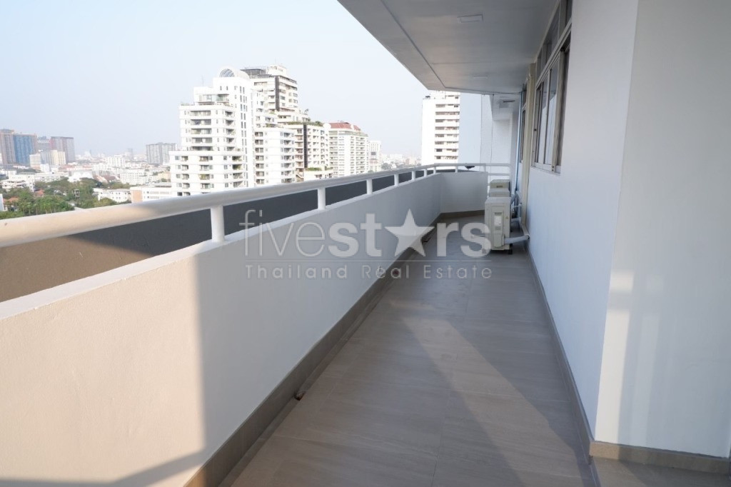 Appartement de 3 chambres en étage élevé à louer sur Ekkamai, photo 4