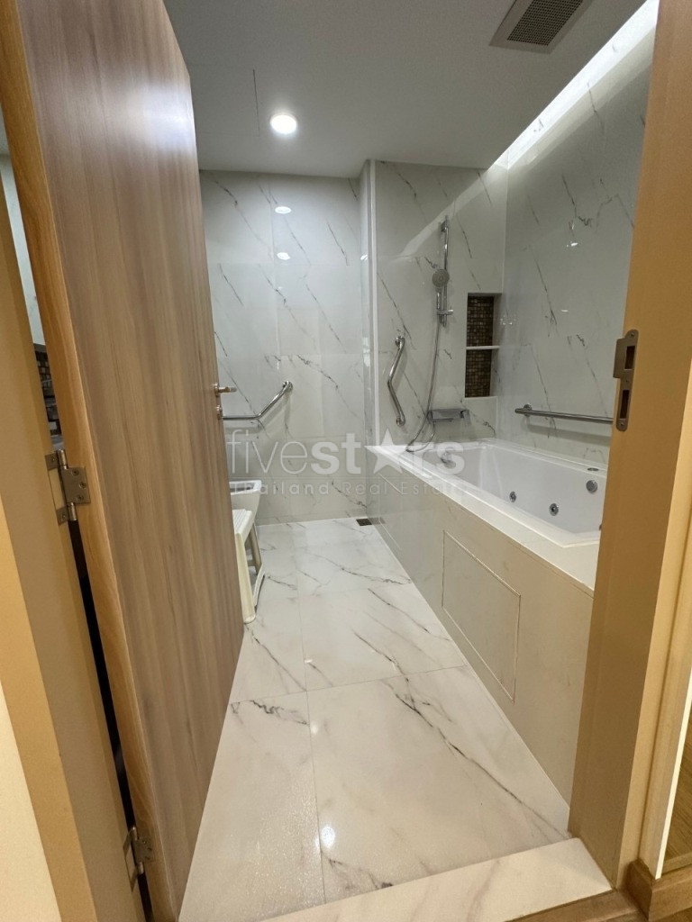 Appartement de 3 chambres en étage élevé à louer sur Ekkamai, photo 11