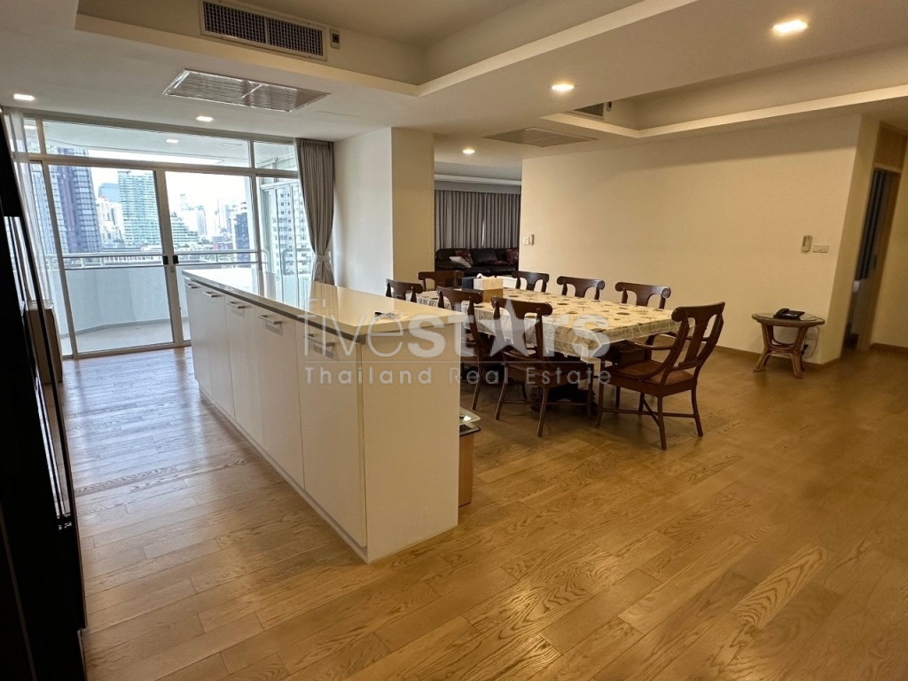 Appartement de 3 chambres en étage élevé à louer sur Ekkamai