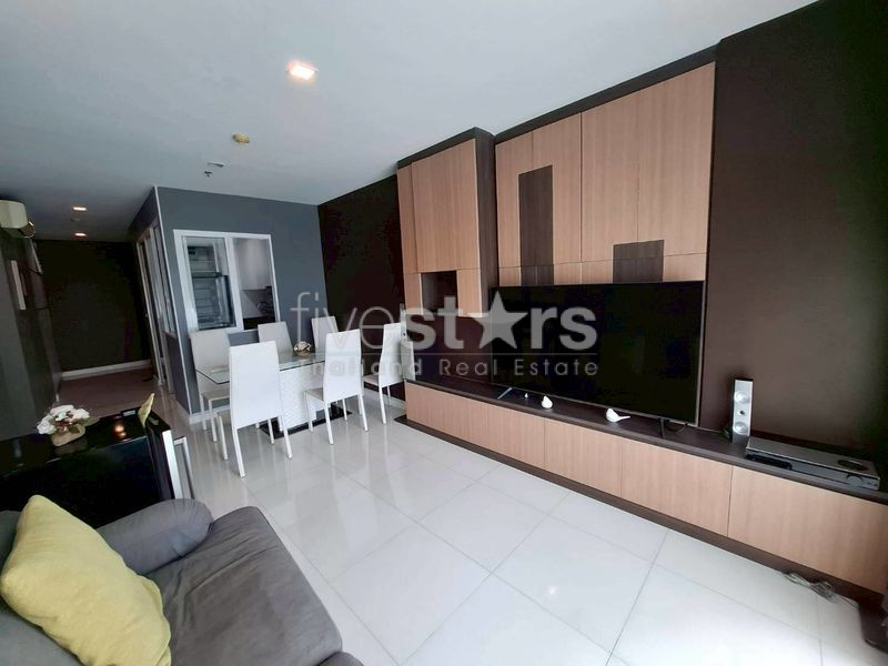 Condo de 3 chambres à vendre sur Phra Khanong