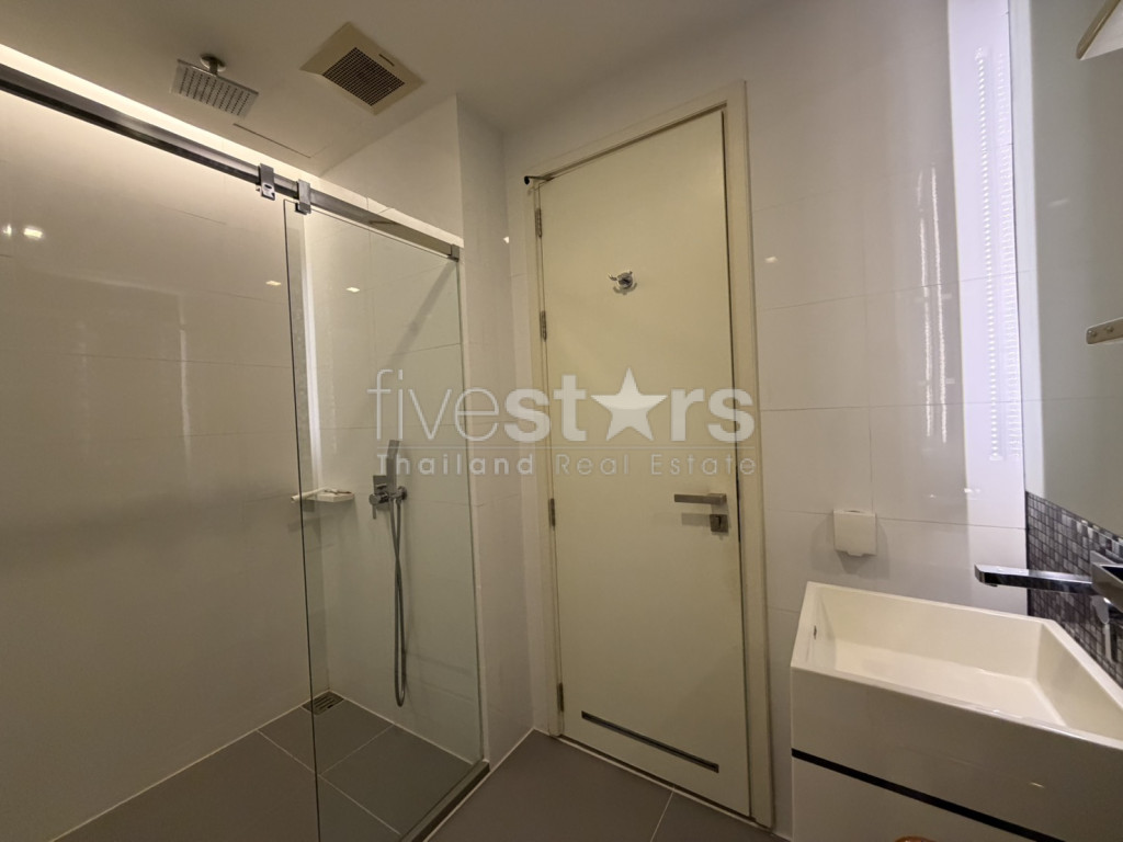 Appartement de luxe lumineux et aéré de 2 chambres à vendre | À deux pas du BTS Phra Khanong, photo 15
