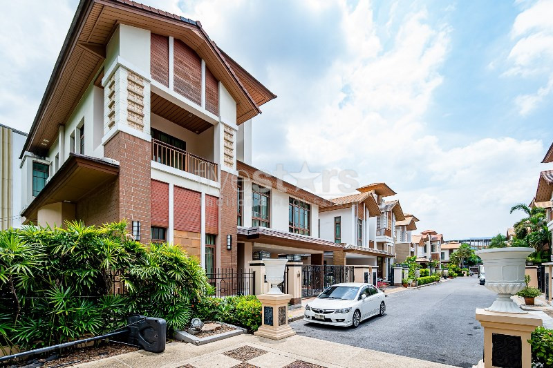 Luxury house private pool in compound on Phrakanong area