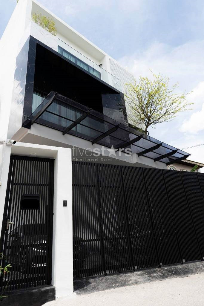 4-bedroom luxury modern house with private pool for sale on Ekkamai