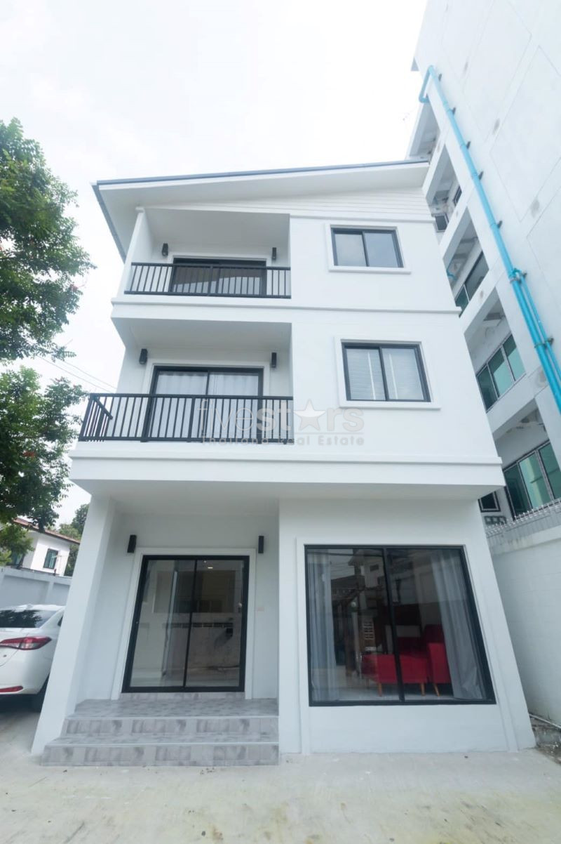 Maison individuelle 3-Chambres à louer sur Prakhanong
