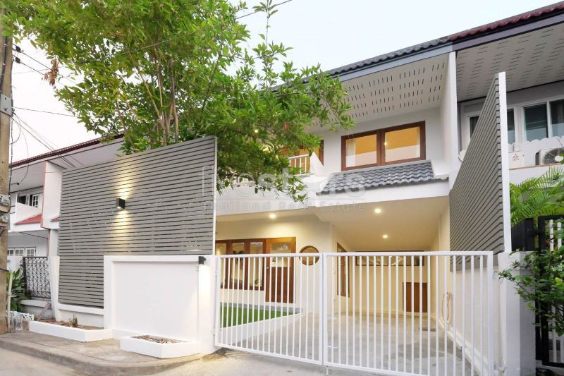 Maison de style Muji 3 chambres à louer à Prakhanong