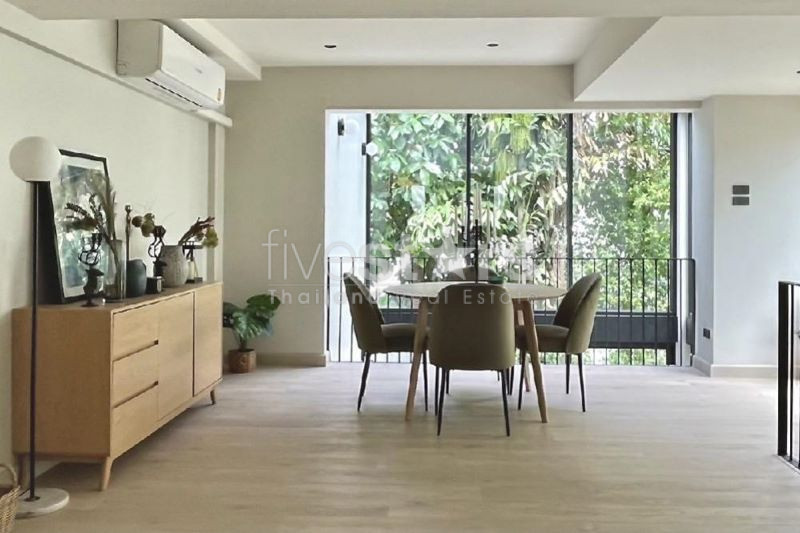 Maison de ville moderne 4 - Chambre à coucher à vendre sur Prakanong, photo 3
