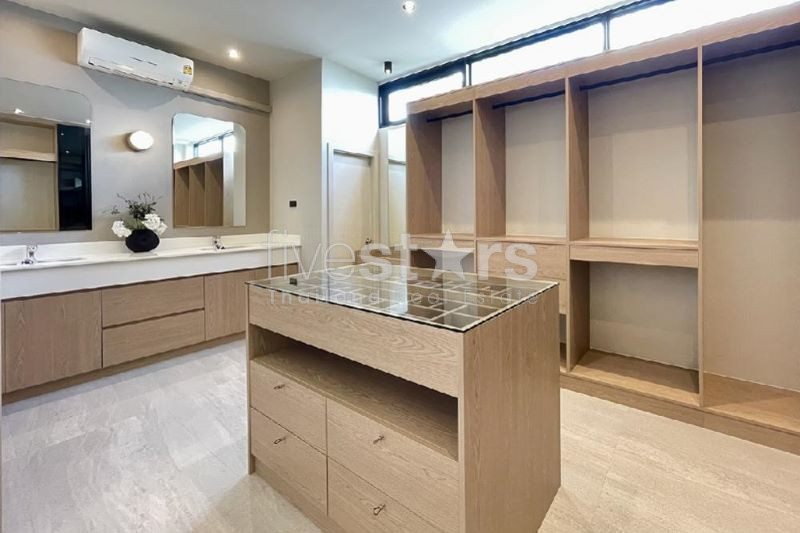 Maison de ville moderne 4 - Chambre à coucher à vendre sur Prakanong, photo 7