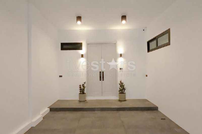 Maison de ville moderne 4 - Chambre à coucher à vendre sur Prakanong, photo 2