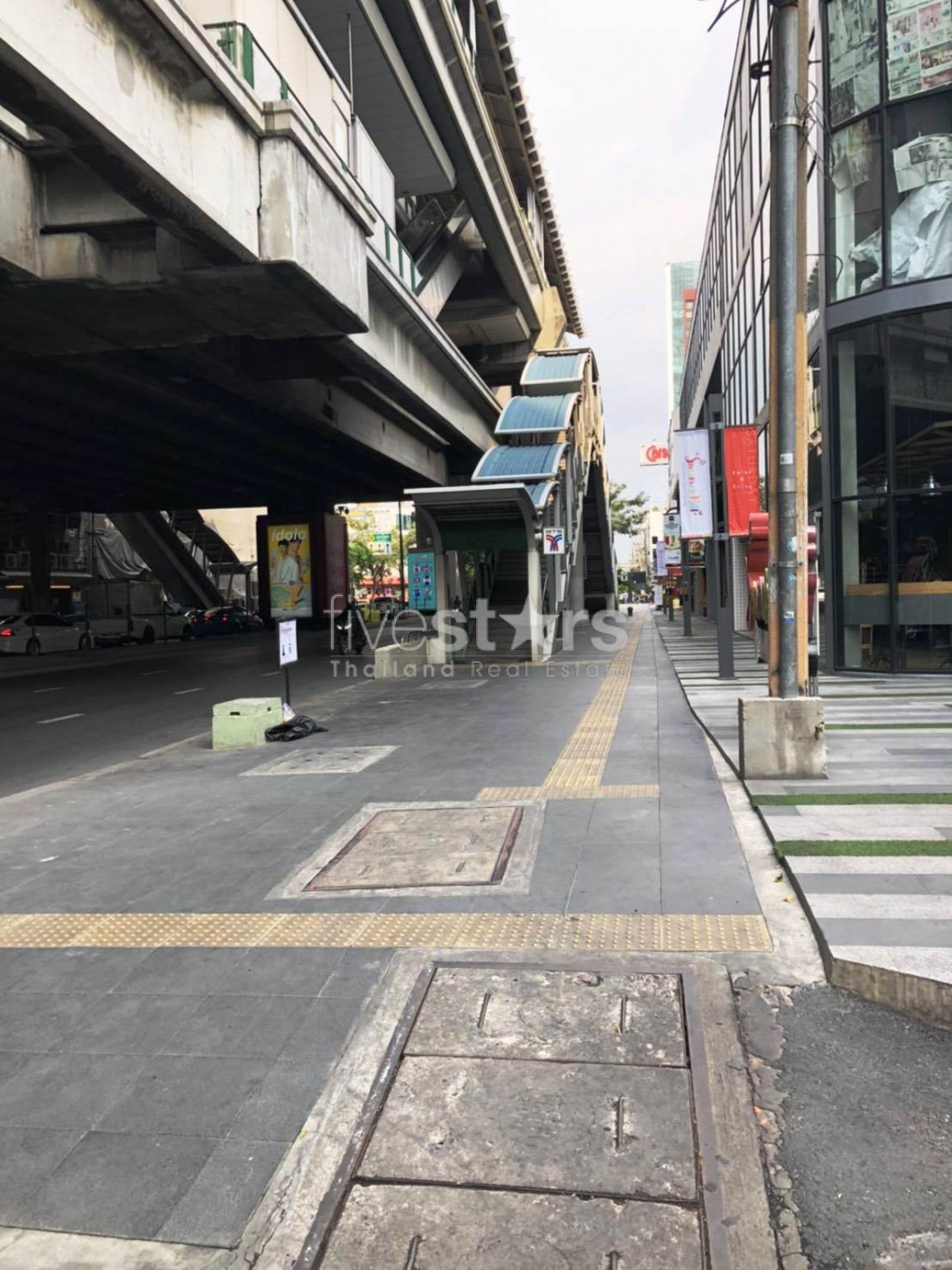 Immeuble commercial de 3 étages à louer sur la route principale de Rama 4 à Phra Khanong, photo 4
