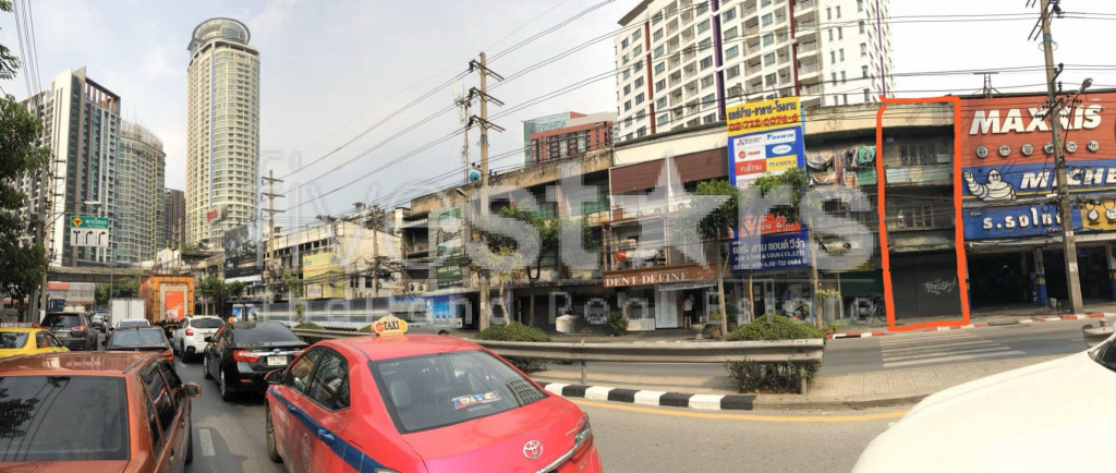 Immeuble commercial de 3 étages à louer sur la route principale de Rama 4 à Phra Khanong