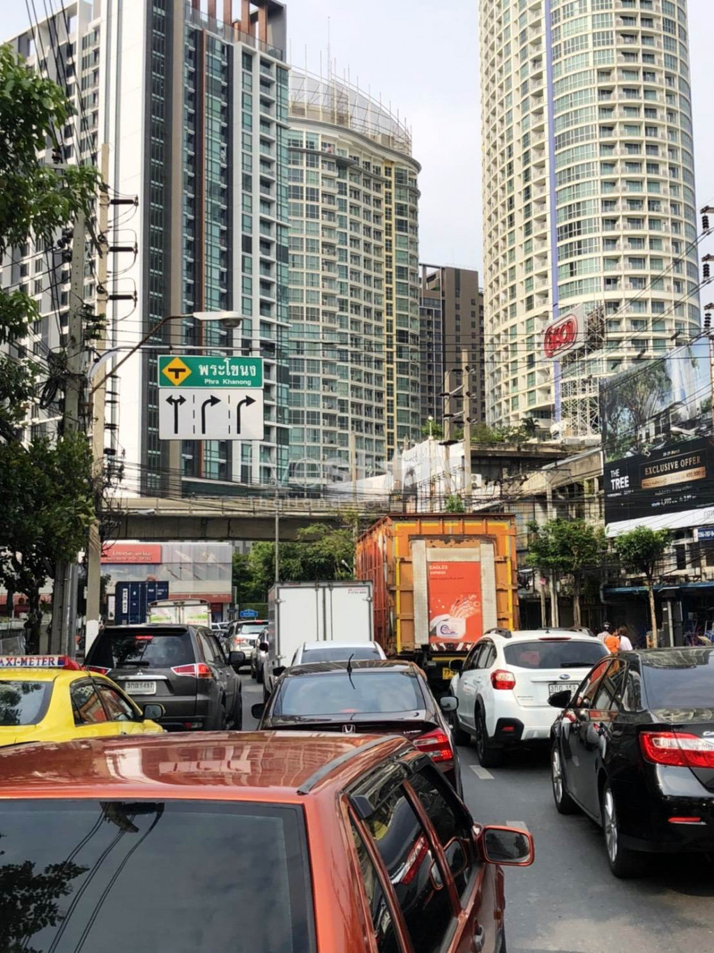 Immeuble commercial de 3 étages à louer sur la route principale de Rama 4 à Phra Khanong, photo 2