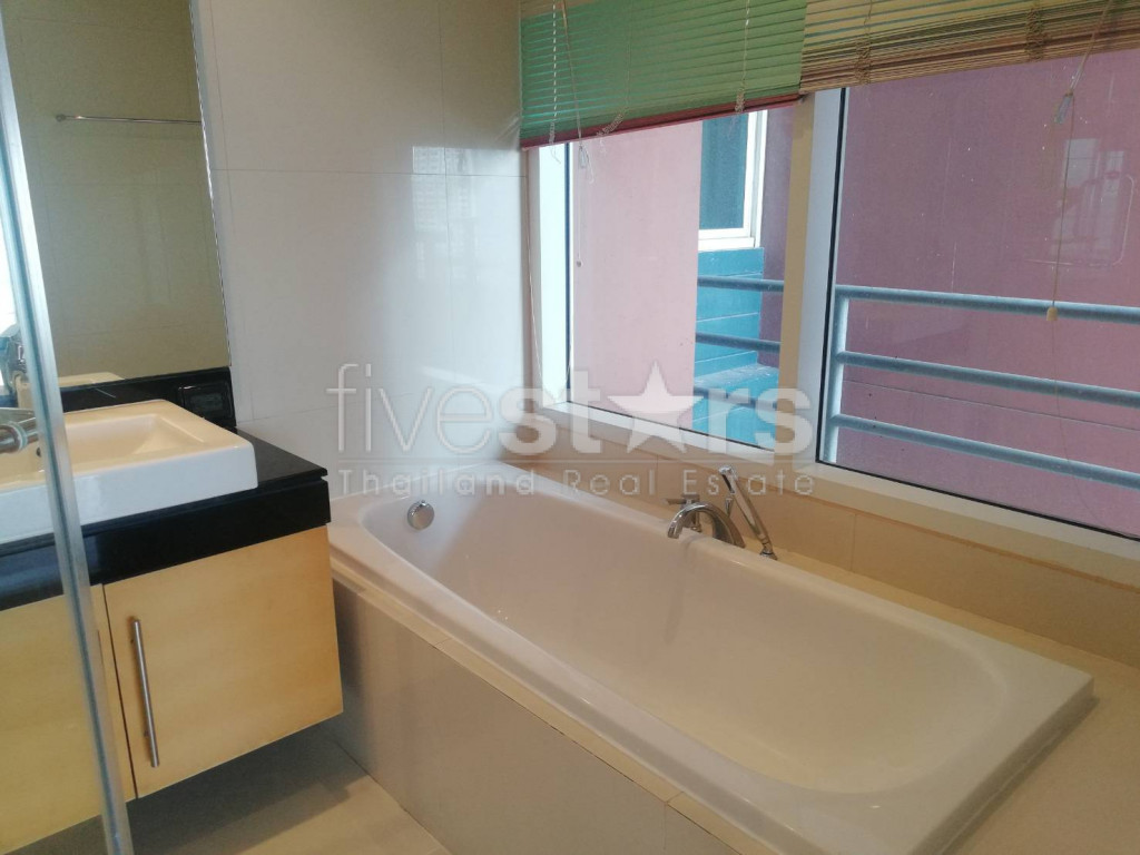 2 bedrooms condo for rent near BTS Ekamai, photo 17
