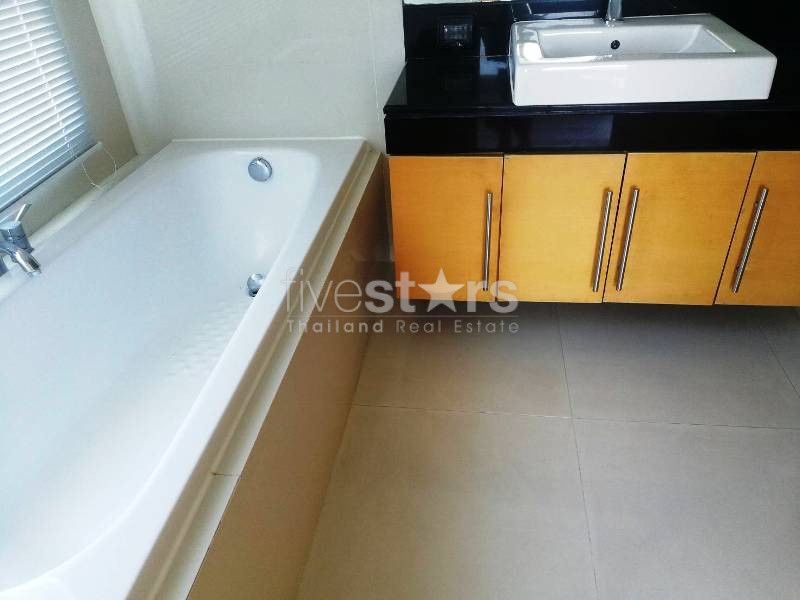 High floor unit 2 bedrooms condo for rent near BTS Ekamai, photo 16