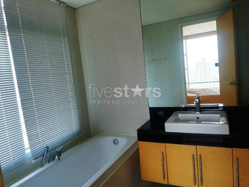 High floor unit 2 bedrooms condo for rent near BTS Ekamai, photo 17