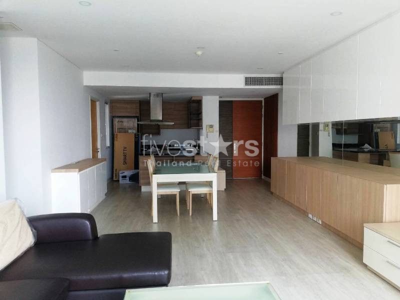 3 bedrooms with large balcony condo for rent in Ekamai