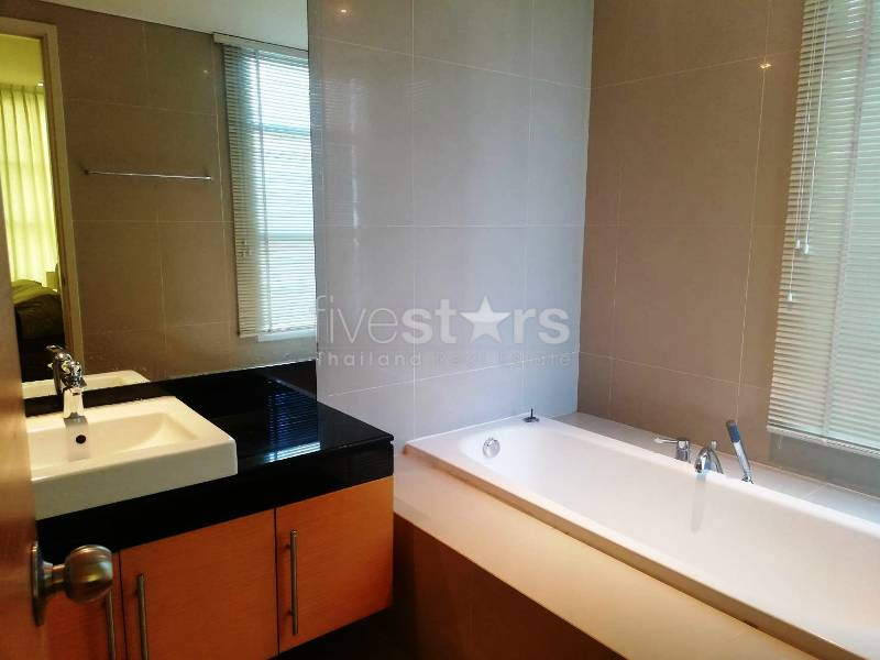 Large balcony 3 bedrooms condo for rent near BTS Ekamai, photo 2