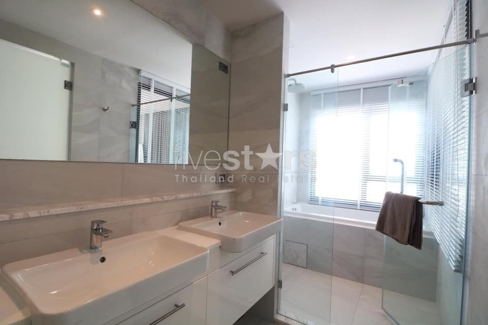 Appartement neuf en étage élevé de 2 chambres à louer près du BTS Ekamai, photo 8