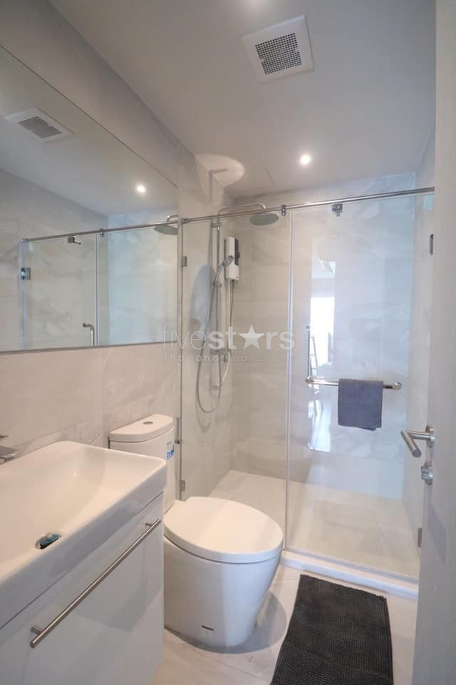 Appartement neuf en étage élevé de 2 chambres à louer près du BTS Ekamai, photo 9