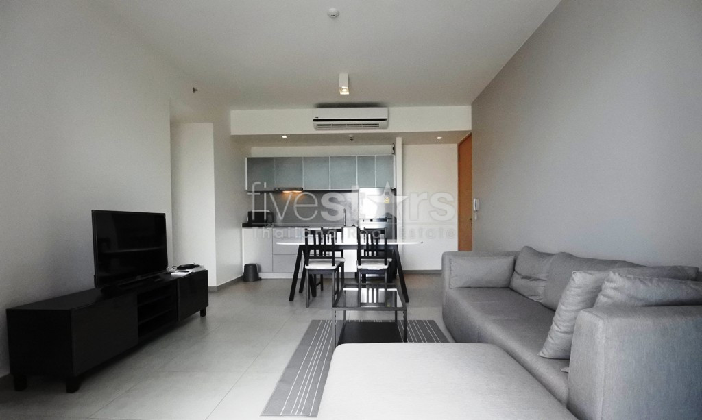 Condo moderne de 2 chambres à louer à Ekamai