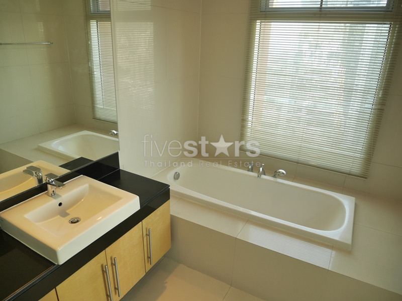 Appartement haut en étage de 3 chambres à louer à près du BTS Ekamai, photo 19