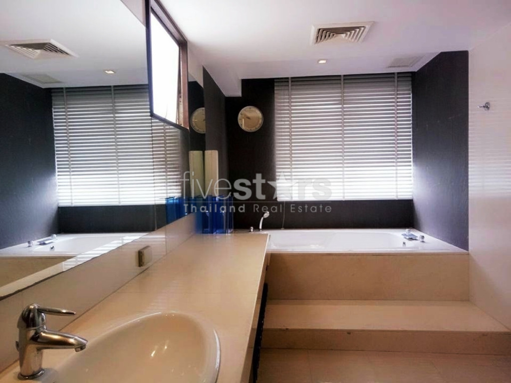 Large 3 bedrooms condo for rent in Ekamai, photo 11