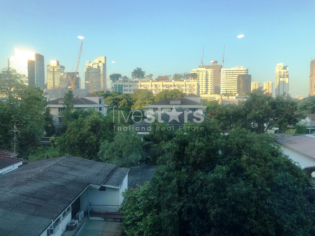 Spacious 3-bedroom condo in a quiet area of Ekamai