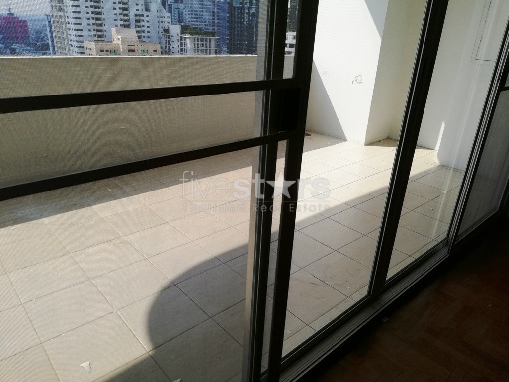 Large 3 bedrooms condo for rent in Ekamai, photo 17